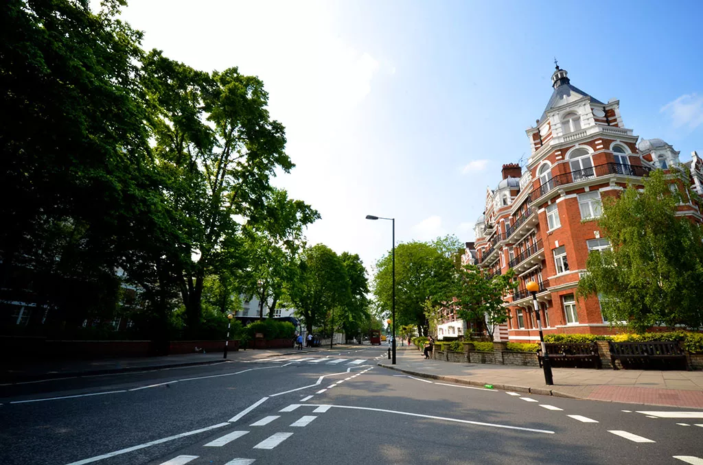 Cruzar el famoso paso de cebra de la calle Abbey Road de Londres