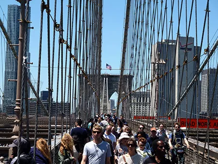 Cruzar el Puente de Brooklyn de Nueva York